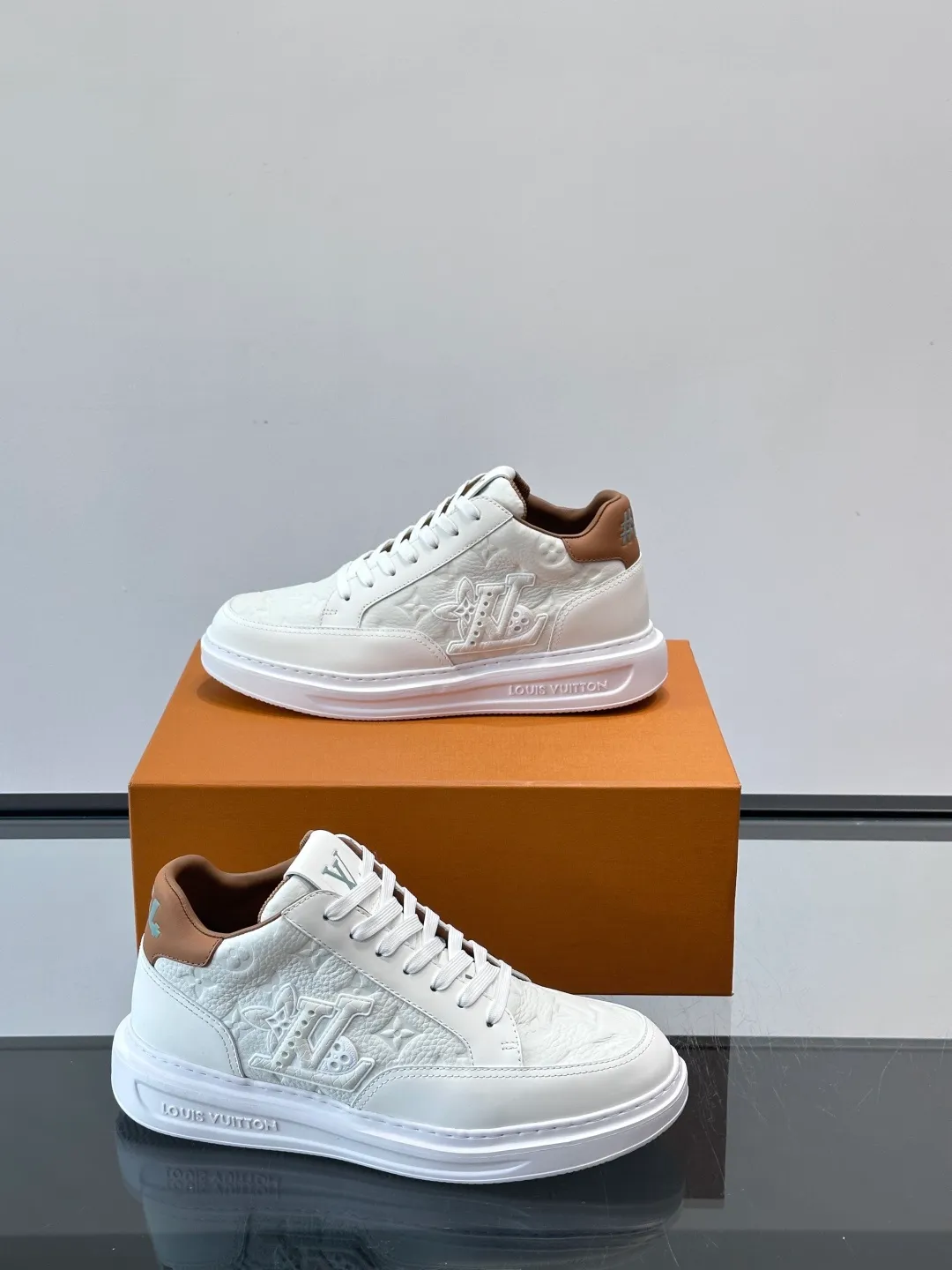 Men's shoes 💰p400 "＊OUIS ＊UITTO＊" Men's sports shoes, grained cow leather are low-key and recognizable. The rubber sole is thick and lightweight, the padded insole + technical lining make it super comfortable to wear! The main color with brown details is versatile and fashionable, and can be worn for daily leisure or business ~ LV embossing on the side of the shoe + brand logo on the sole, perfect details! size: 38-44 (45 customized)